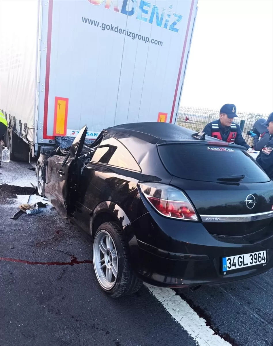 Kırklareli'nde tırın dorsesine çarpan otomobilin sürücüsü öldü