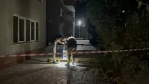 KOCAELİ (AA) – Kocaeli'nin Gebze ilçesinde apartmanın altıncı kat balkonundan