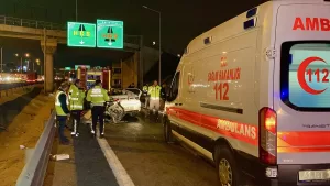 KOCAELİ (AA) – Kocaeli'de otomobilin direğe çarpması sonucu yaralanan 4