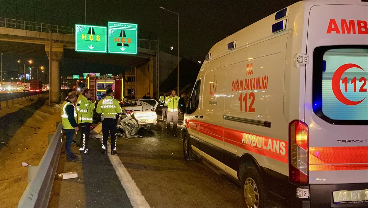 Kocaeli'de direğe çarpan otomobildeki 4 kişi yaralandı