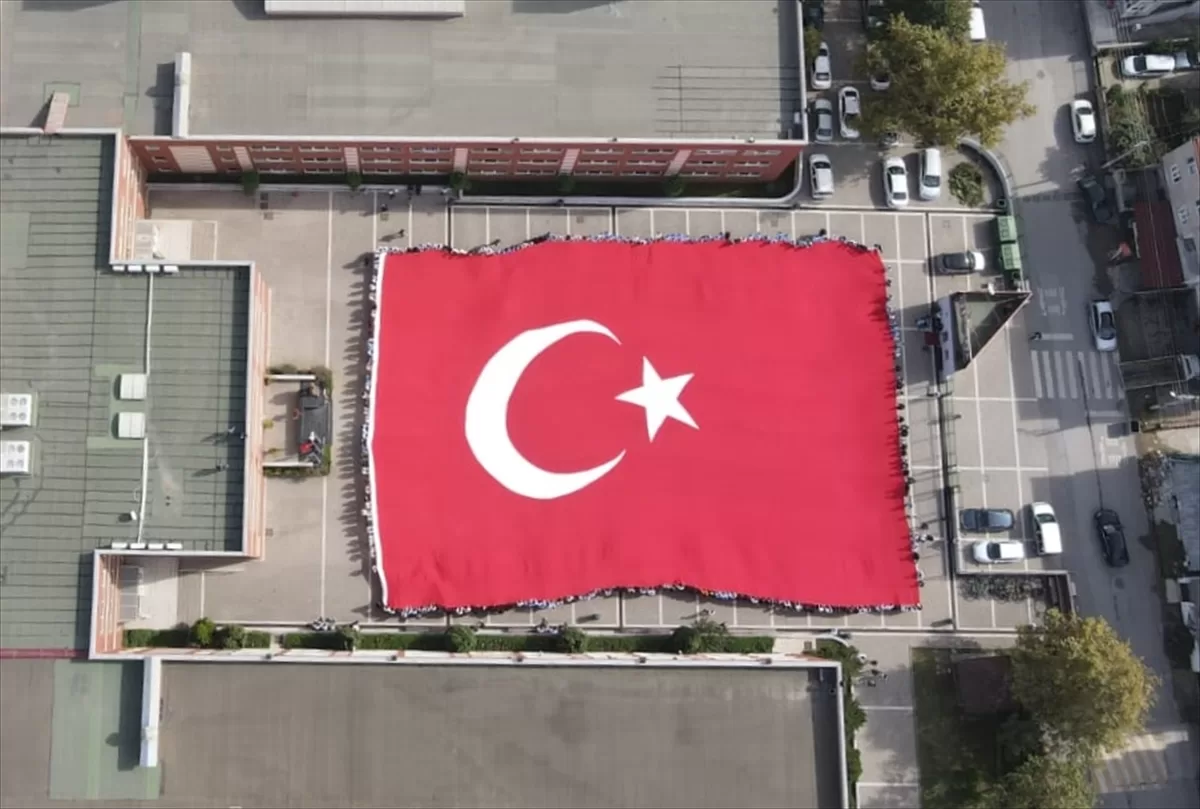 Kocaeli'de lise öğrencileri Cumhuriyet'in 100. yılı dolayısıyla dev Türk bayrağı açtı