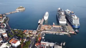 AYDIN (AA) – Aydın'ın Kuşadası ilçesine 3 dev gemiyle 6