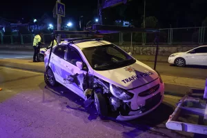 - Kamyonun ekip aracına çarpması sonucu yaralanan 2 polis, tedavi