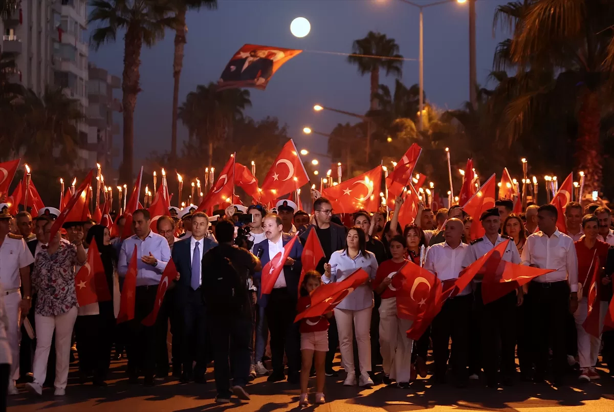 Mersin'de Cumhuriyet'in 100. yılı fener alayıyla kutlandı