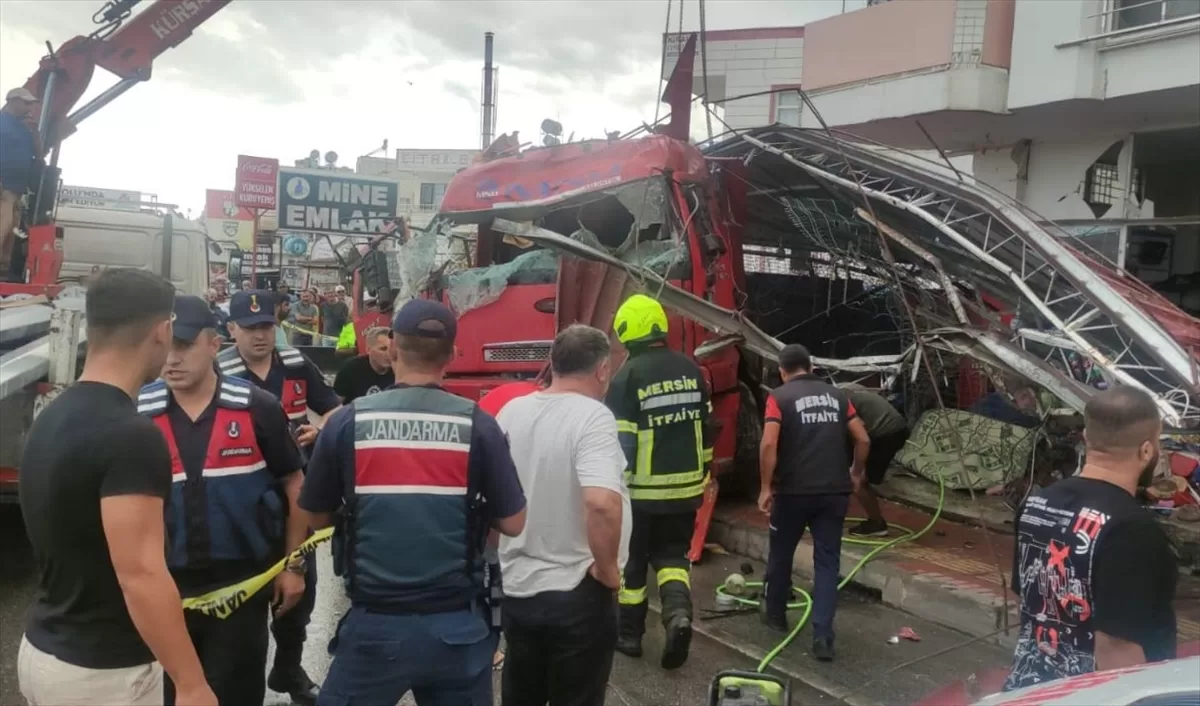 Mersin'de tır yol kenarındaki mağazaya girdi, 7 kişi yaralandı