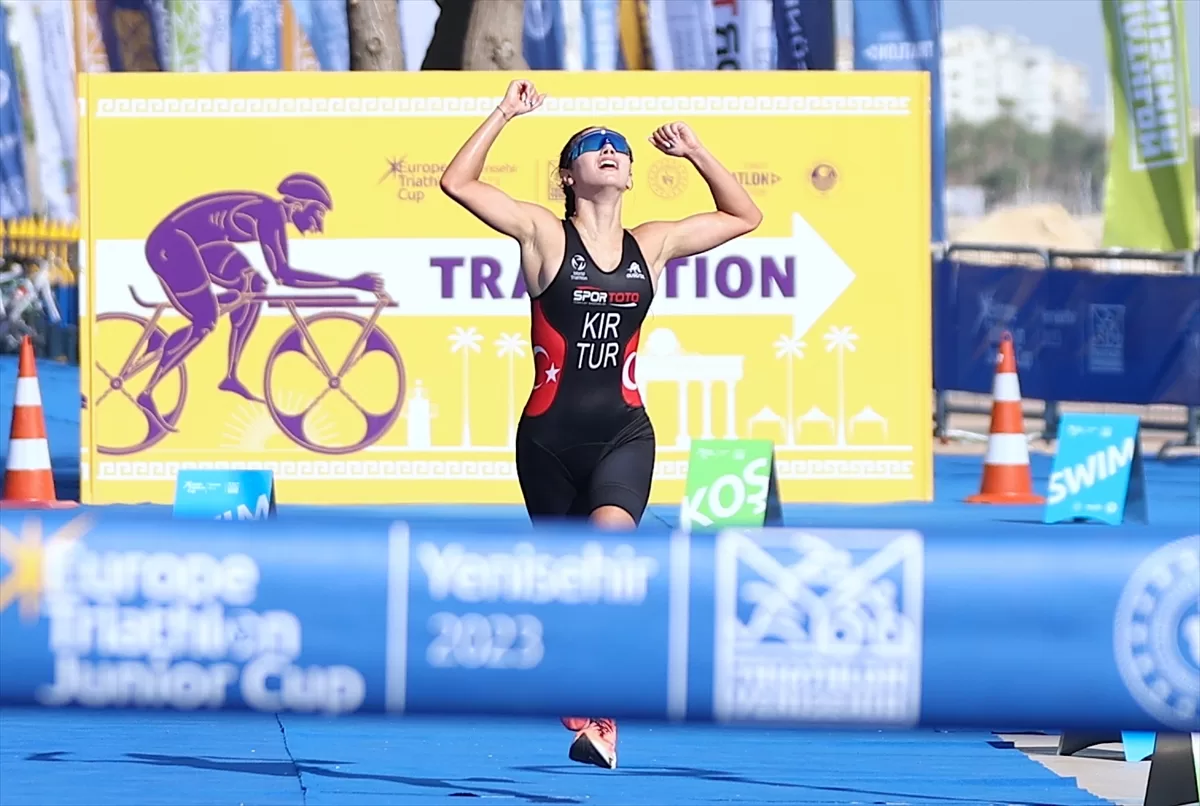 Milli triatlet Selinay Tuğçe Kır, Avrupa Triatlon Kupası'nda altın madalya kazandı