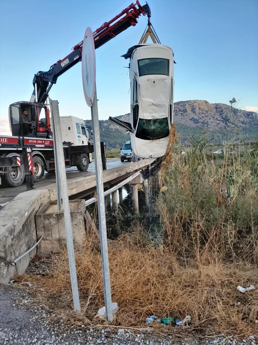 Muğla'da kanala düşen otomobildeki iki kişi yaralandı