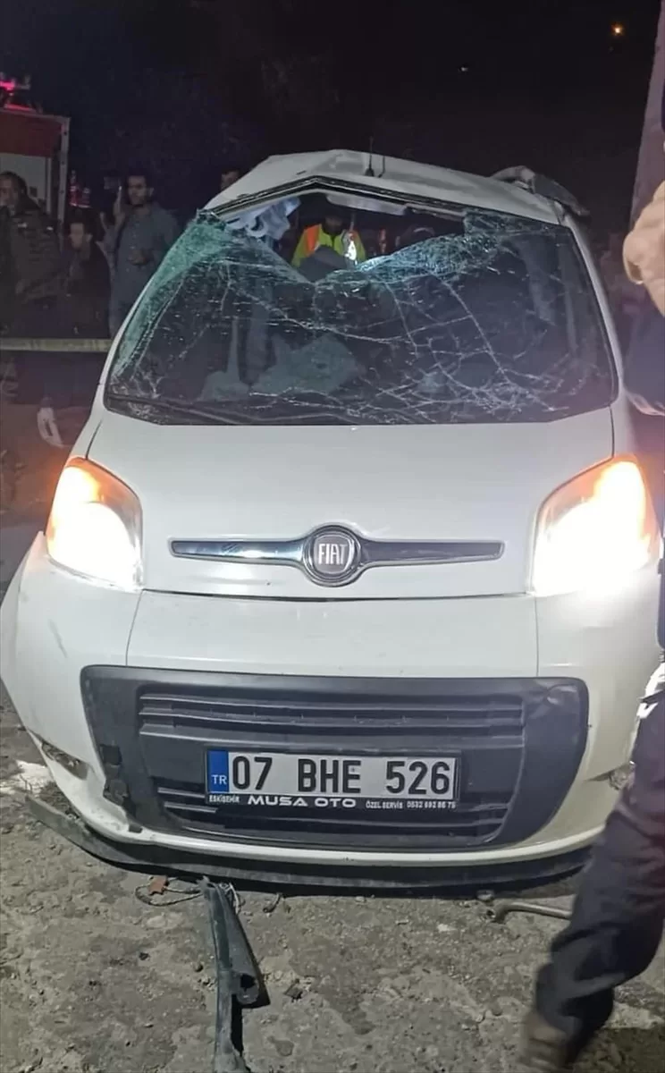 Osmaniye'de tırla çarpışan hafif ticari araçtaki 4 kişi öldü, 3 kişi yaralandı
