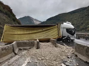 SAKARYA (AA) – Sakarya'nın Geyve ilçesinde 2 tır ve 2