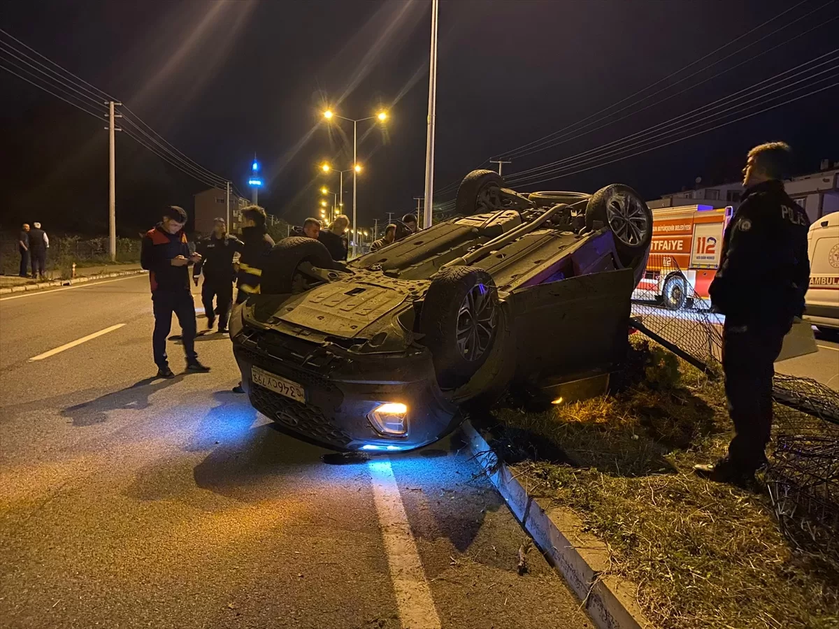 Samsun'da devrilen otomobildeki 3 kişi yaralandı