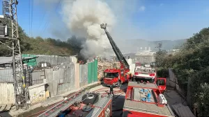 İSTANBUL (AA) – Sarıyer'de bir atık kağıt deposunda çıkan yangın