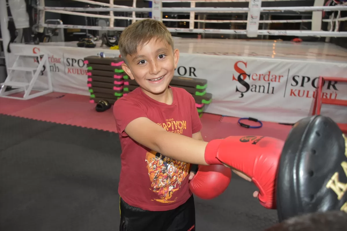 Serebral palsili küçük Anıl, hareket kabiliyetini sporla geliştiriyor