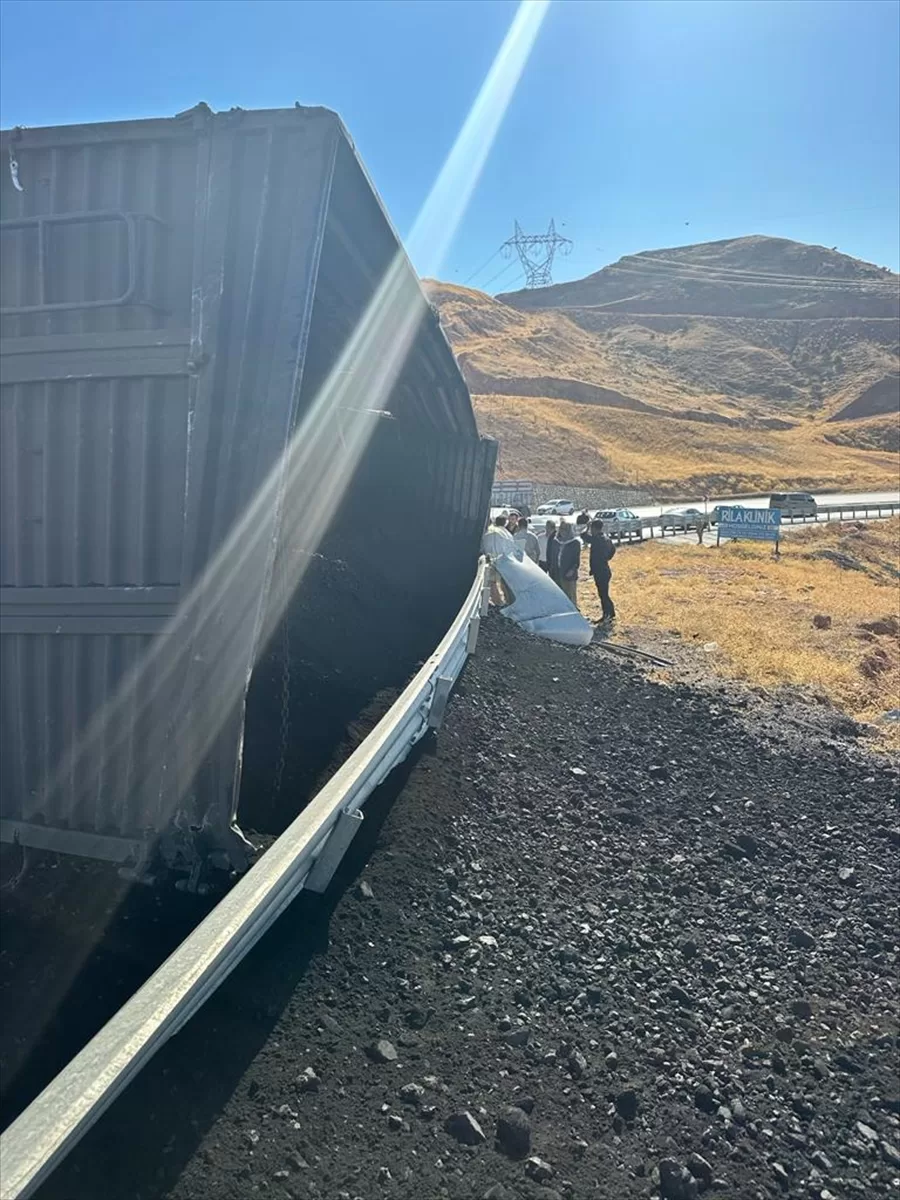 Şırnak'ta kömür yüklü kamyonun şarampole devrildiği kazada 2 kişi yaralandı