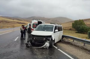 SİVAS (AA) – Sivas'ın Gürün ilçesinde panelvanın bariyerlere çarpması sonucu