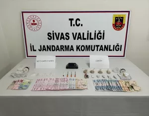 SİVAS (AA) – Sivas'ın Koyulhisar ilçesinde, bir araçta elektrik lambaları