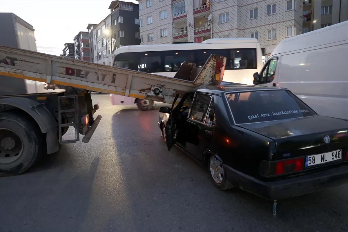 Sivas'ta kamyon ile çarpışan otomobilin sürücüsü yaralandı