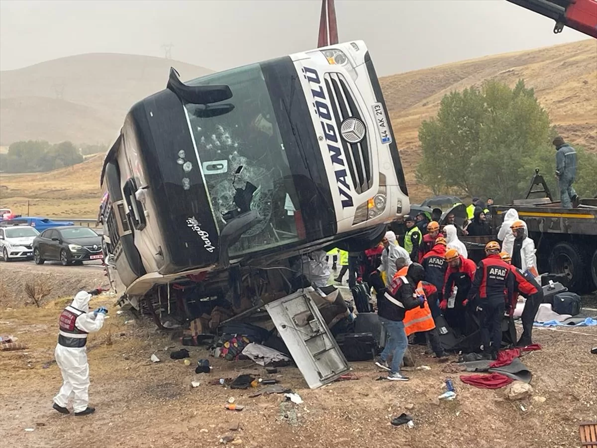 GÜNCELLEME 2 – Sivas'ta yolcu otobüsü devrildi, 7 kişi öldü, 40 kişi yaralandı