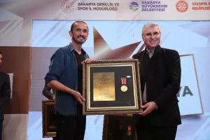 - Milli motosikletçi Toprak Razgatlıoğlu, para milli sporcu İsmail Hacı