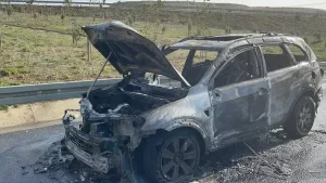 İSTANBUL (AA) – İstanbul Sultangazi'de seyir halindeyken yanan cip kullanılamaz