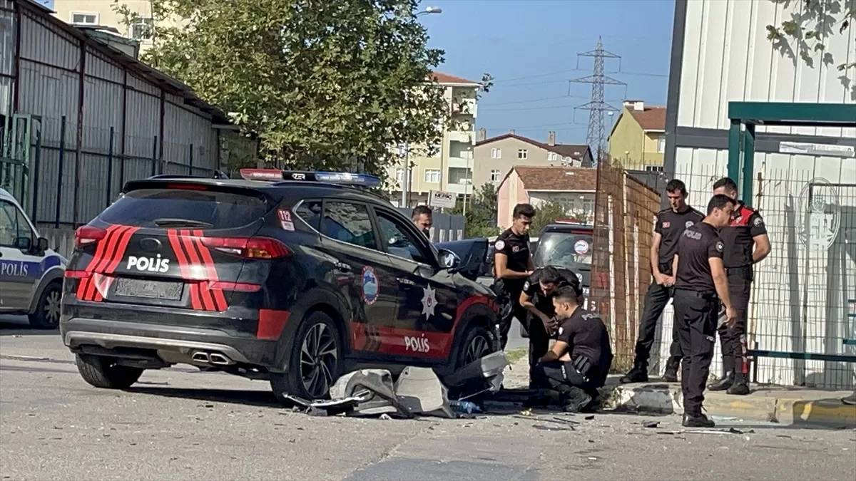 Şüphelileri kovalayan polis ekiplerinin çarptığı araçtaki iki kişi yaralandı