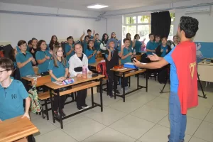 SAKARYA (AA) – Sakarya'da İngilizce öğretmenliği yapan Emre Karakuş, "Teacherman"