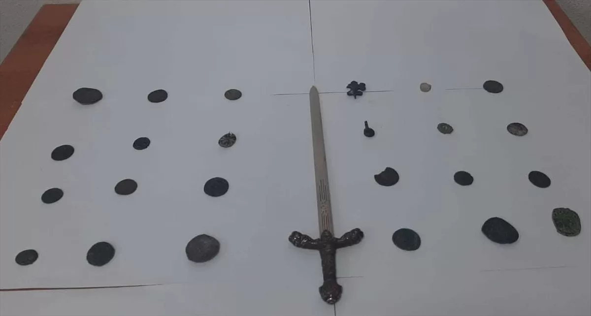 Tekirdağ'da tarihi eser niteliğinde 51 obje, 14 sikke ve kılıç ele geçirildi