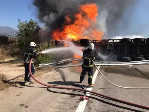 TOKAT (AA) – Tokat'ın Erbaa ilçesinde devrilmesi sonucu alev alan