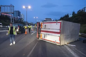 İSTANBUL (AA) – Ümraniye'de devrilen kamyonetteki sürücü yaralandı. Edirne yönüne