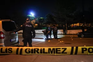 UŞAK (AA) – Uşak'ta meydana gelen silahlı kavgada 2 kişi