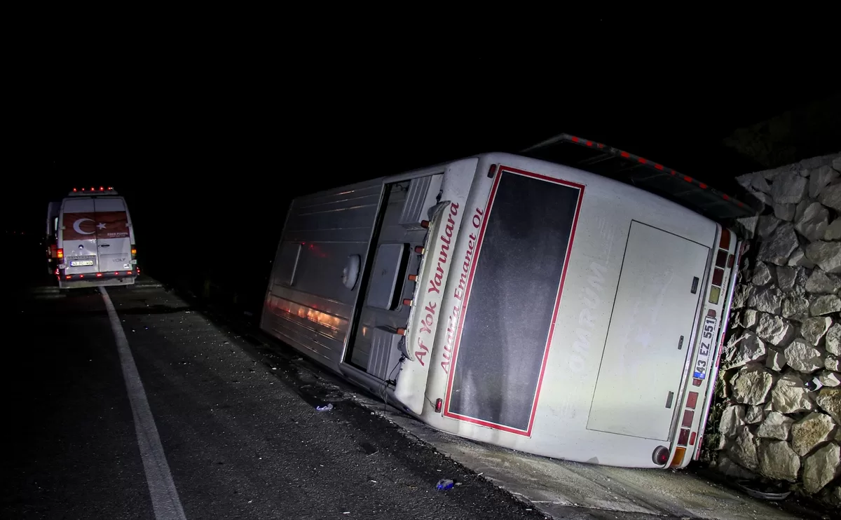 Uşak'ta iki işçi servisinin çarpıştığı kazada 28 kişi yaralandı