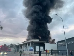 UŞAK (AA) – Uşak'ta tekstil fabrikasında çıkan yangın itfaiye ekiplerince