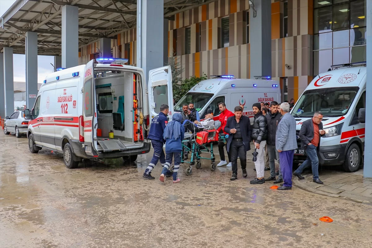 Van'da yolcu minibüsünün devrilmesi sonucu 14 kişi yaralandı