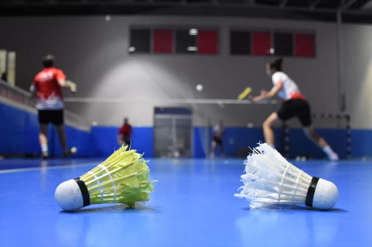 Yetenek taramasında keşfedilerek milli takımlara alınan Eskişehirli badmintoncular sıkı çalışıyor