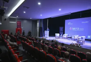 - "Eğitimin, sağlık gibi her zaman peşinden giden, onu manipüle