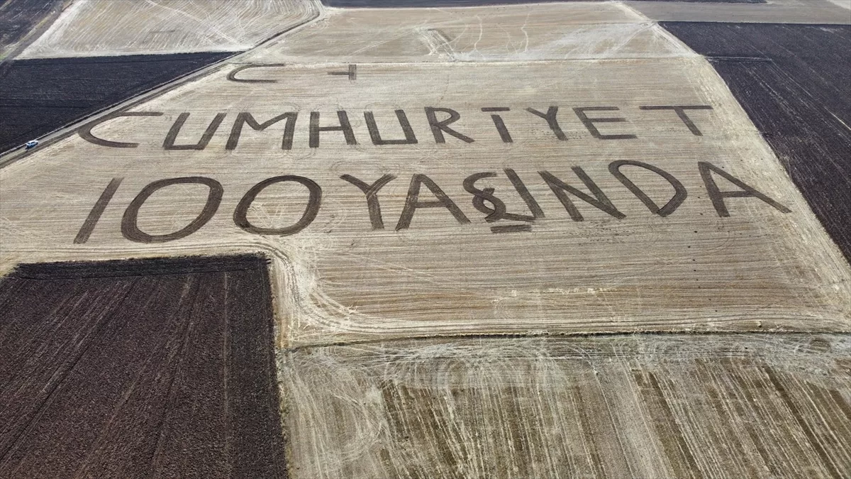 Yozgatlı çiftçi tarlasına “Cumhuriyet 100 yaşında” yazdı