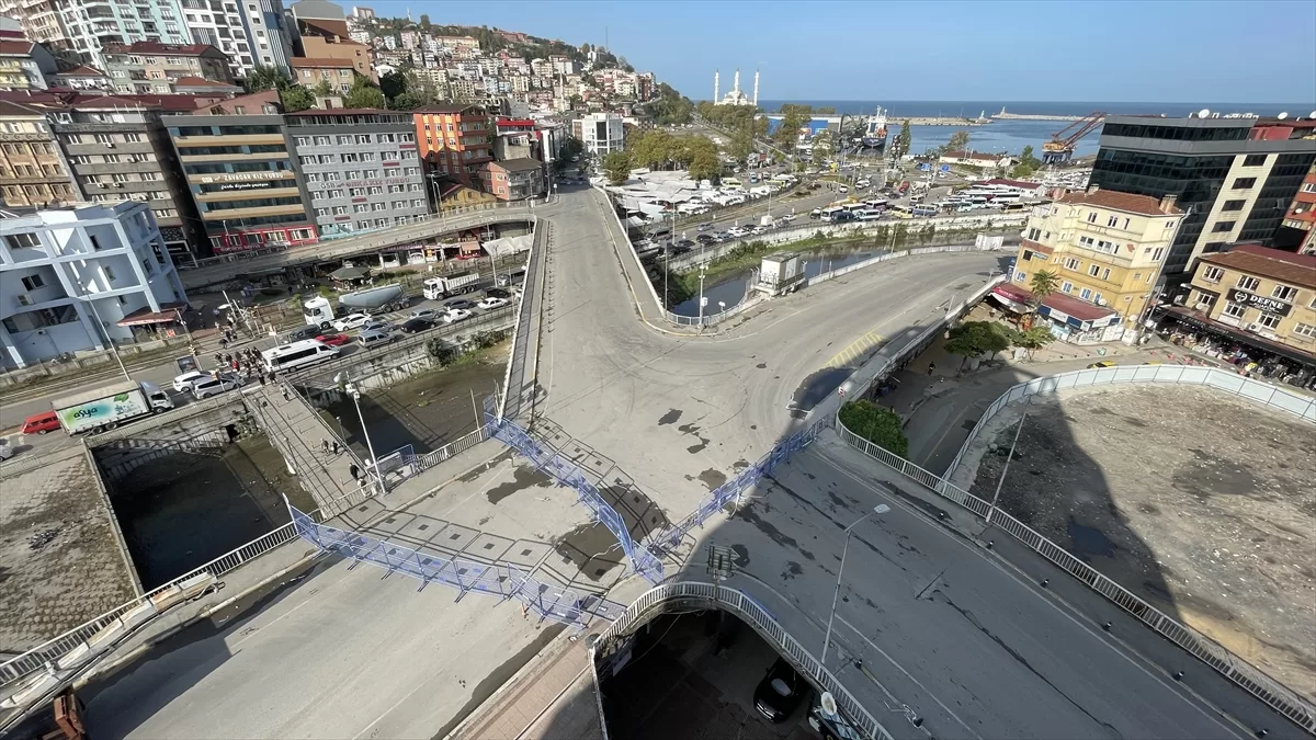 Zonguldak'ta yıkılması planlanan Fevkani Köprüsü yaya ve araç trafiğine kapatıldı