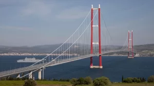 - Dünyanın en uzun orta açıklıklı asma köprüsü olan 1915