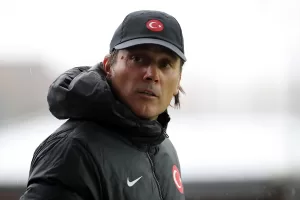 - Antrenmanda maç ve seyahat programlarına göre kampa katılan 15