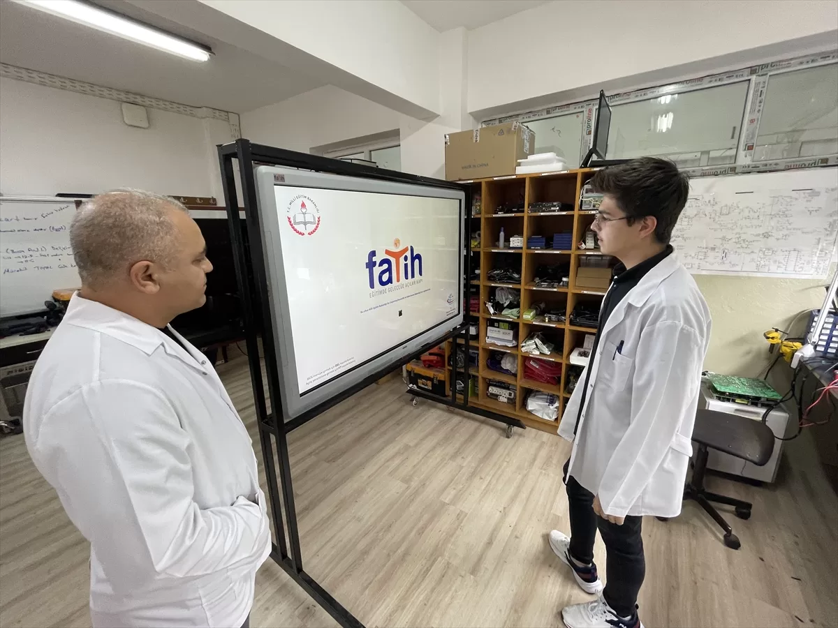 Adana'da akıllı tahtaların arızasını meslek lisesi öğrencileri gideriyor