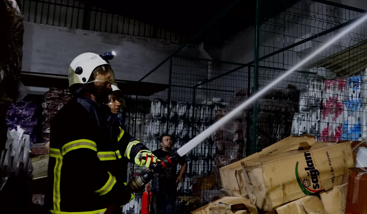 Adana'da sağlık ürünleri üretilen fabrikada çıkan yangın kontrol altına alındı