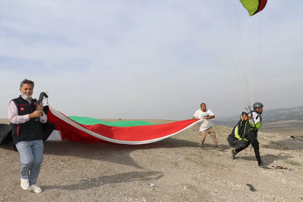 Adana'da yamaç paraşütü sporcusu Serdar Gülşen Filistin bayrağıyla atlayış yaptı