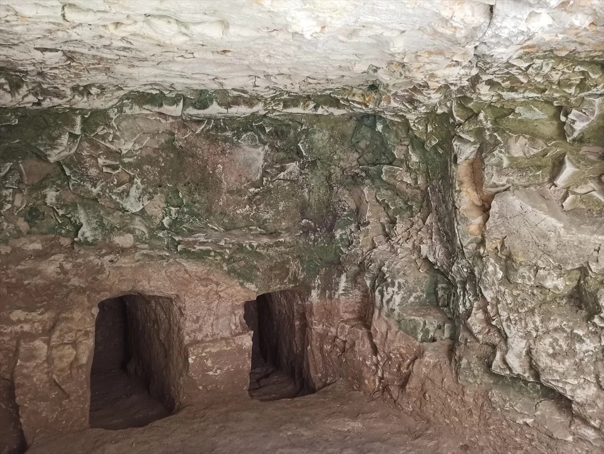 Adıyaman'da kaçak kazılarda 1900 yıllık oda mezarı bulundu