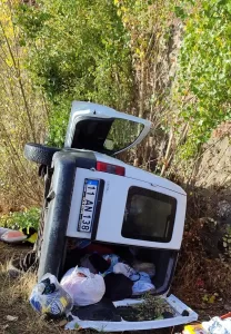 AFYONKARAHİSAR (AA) – Afyonkarahisar'da duvara çarparak devrilen hafif ticari araçtaki