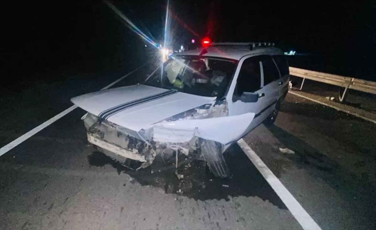 Aksaray'da otomobilin bariyerlere çarptığı kazada 6 kişi yaralandı