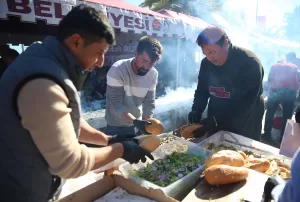 ANTALYA (AA) – Antalya'nın Alanya ilçesinde gerçekleştirilen "Hamsi Festivali"nde, balık