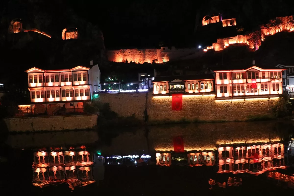 Amasya’da lösemili çocuklar için Yalıboyu Evleri turuncuya büründü