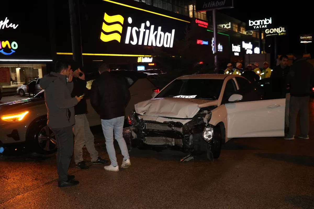 Amasya'da otomobille hafif ticari aracın çarpışması sonucu 7 kişi yaralandı