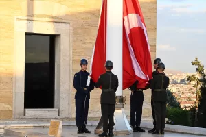 - Atatürk'ün ebedi istirahatgahı Anıtkabir'de dalgalanan ve hava şartları nedeniyle
