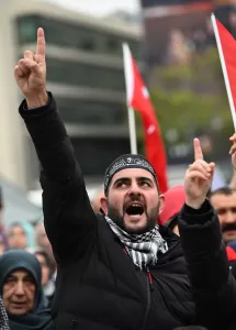 - Filistin'e destek için Melike Hatun Camisi'nde toplanan bir grup,