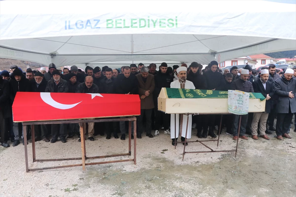 Ankara'da komşuları tarafından öldürülen baba ile oğlunun cenazeleri Çankırı'da toprağa verildi